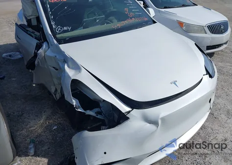 2021 Tesla Model Y Standard Range Rear-Wheel Drive z USA, uszkodzony, nr VIN 5YJYGDED5MF111166
